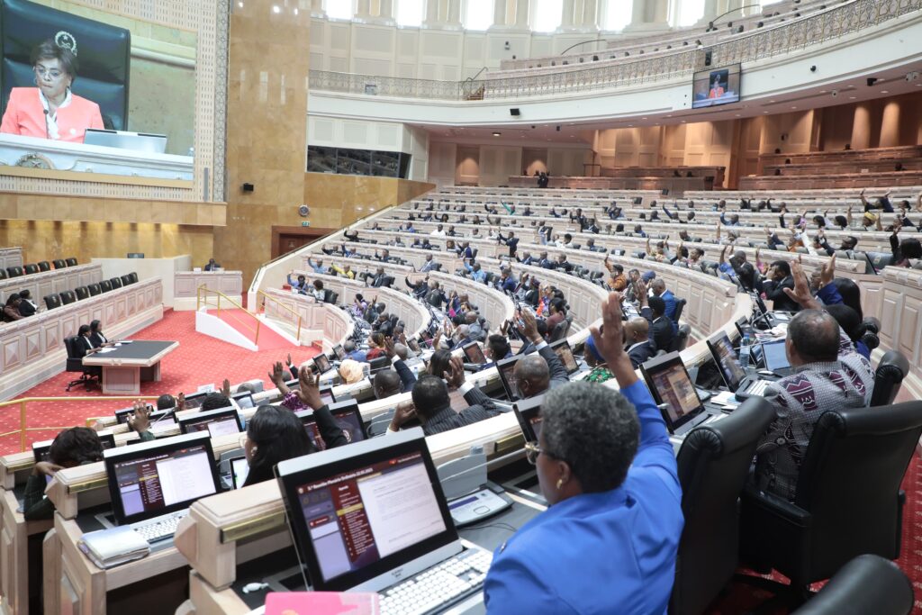 DEPUTADOS DÃO LUZ VERDE À LEI SOBRE INVESTIGAÇÃO CLÍNICA BIOMÉDICA
