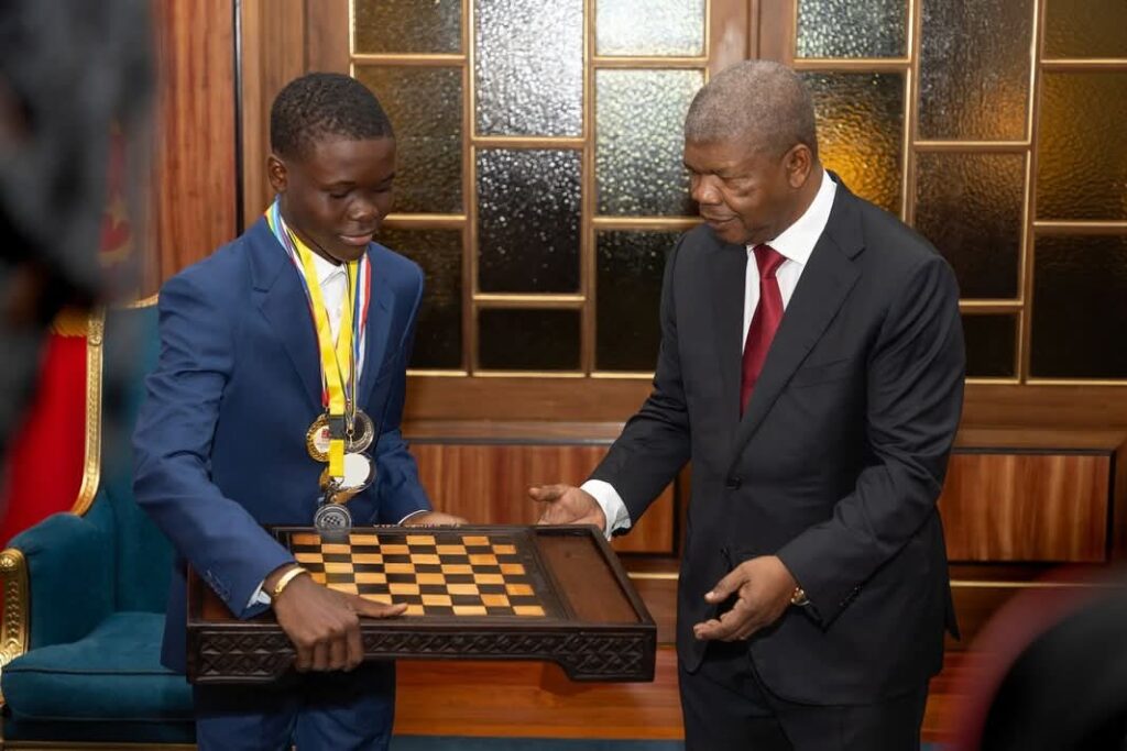 VICE-CAMPEÃO AFRICANO DE XADREZ EM JUNIORES RECEBIDO NO PALÁCIO PRESIDENCIAL