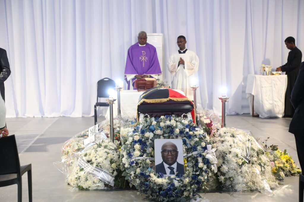 EMBAIXADOR CARLOS SARDINHA DIAS SEPULTADO NO CEMITÉRIO DA SANT’ANA